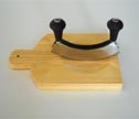 tagliere in legno con coltello mezzaluna, tagliare cipolla, aglio, prezzemolo, ecc.